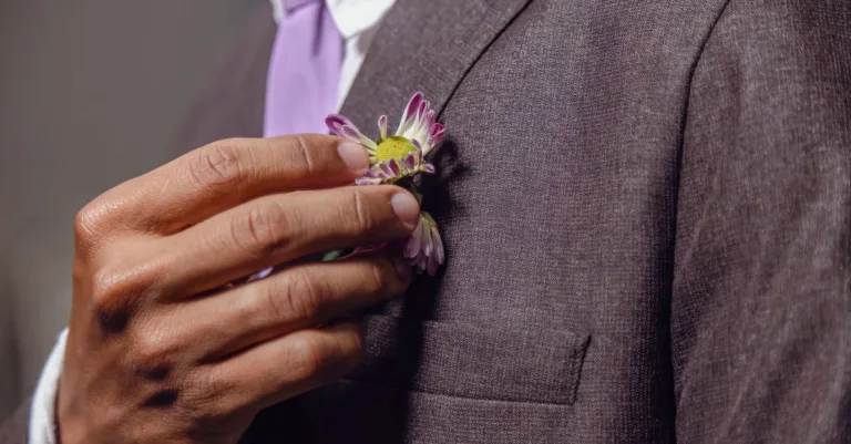découvrez notre sélection élégante de tenues de mariage pour hommes, alliant style et confort pour une journée inoubliable.