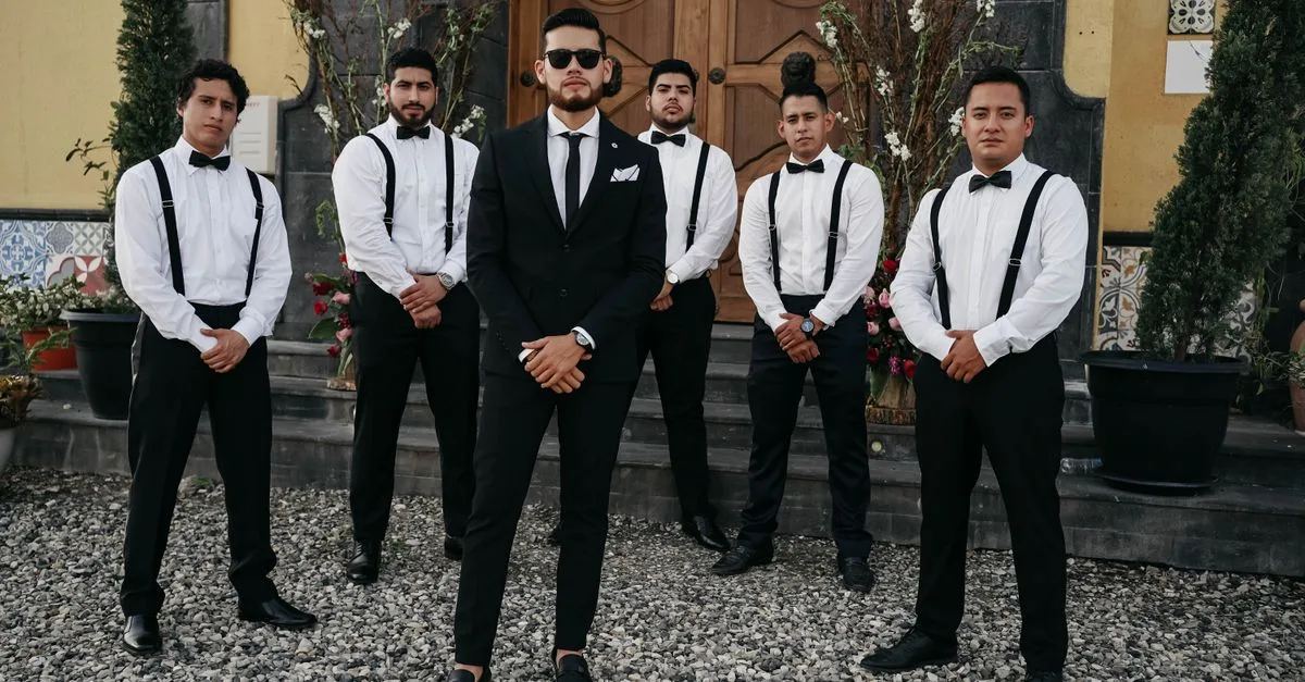 découvrez des idées élégantes pour un costume de mariage homme sans cravate, alliant style et décontraction pour un look moderne et sophistiqué.
