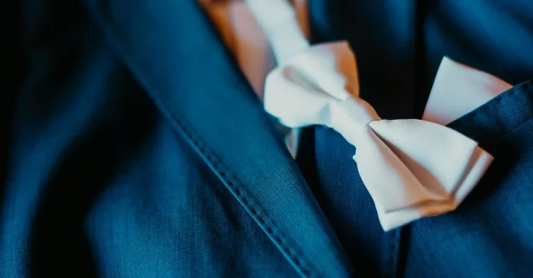 découvrez des idées élégantes de tenues de mariage pour homme sans cravate, alliant confort et style moderne pour un look raffiné et détendu.