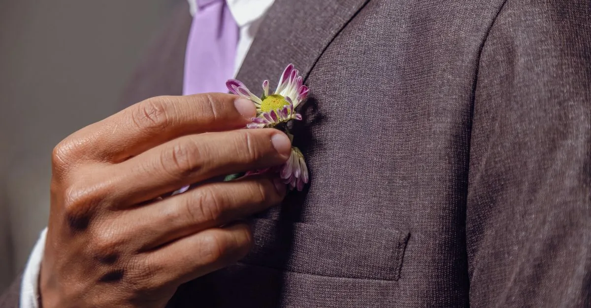 découvrez notre sélection élégante de tenues de mariage pour hommes, alliant style et confort pour une journée inoubliable.