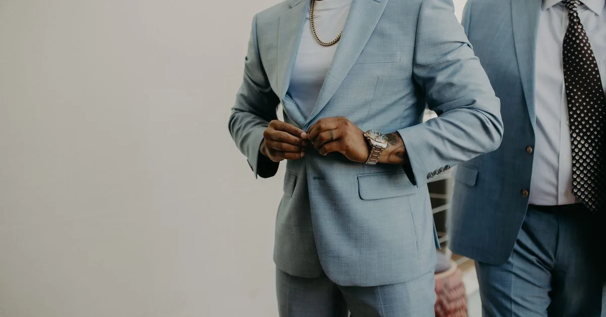 découvrez des costumes de mariage élégants pour hommes de plus de 50 ans, alliant style, confort et sophistication pour un jour inoubliable.