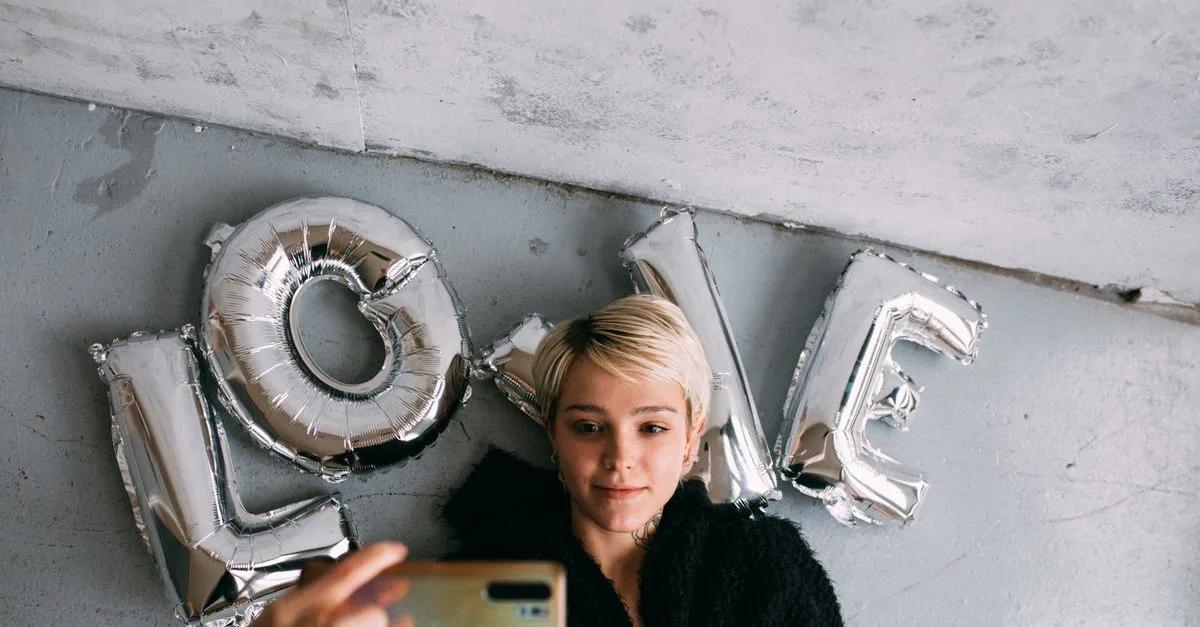 découvrez le pixie cut, une coupe de cheveux courte et audacieuse qui sublime votre style avec élégance et modernité. idéale pour un look frais et facile à entretenir.