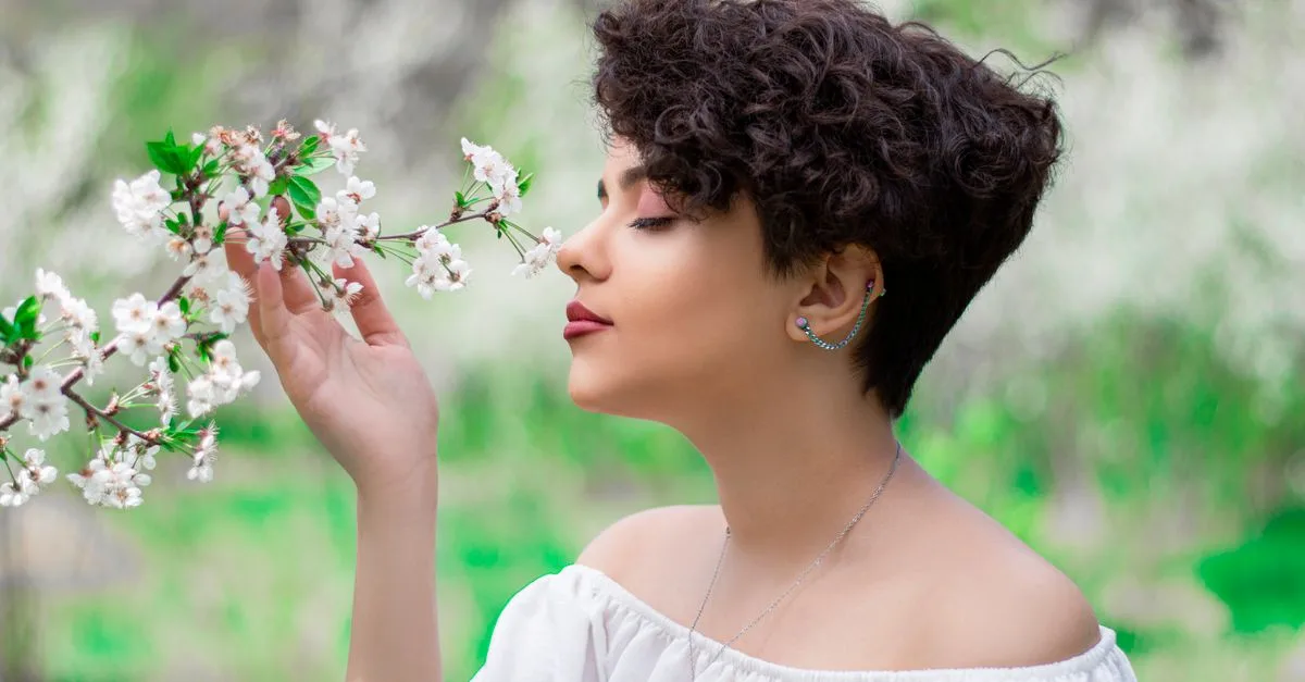 découvrez le style pixie cut, une coupe courte et élégante qui met en valeur votre visage avec audace et modernité. idéale pour un look frais et féminin.