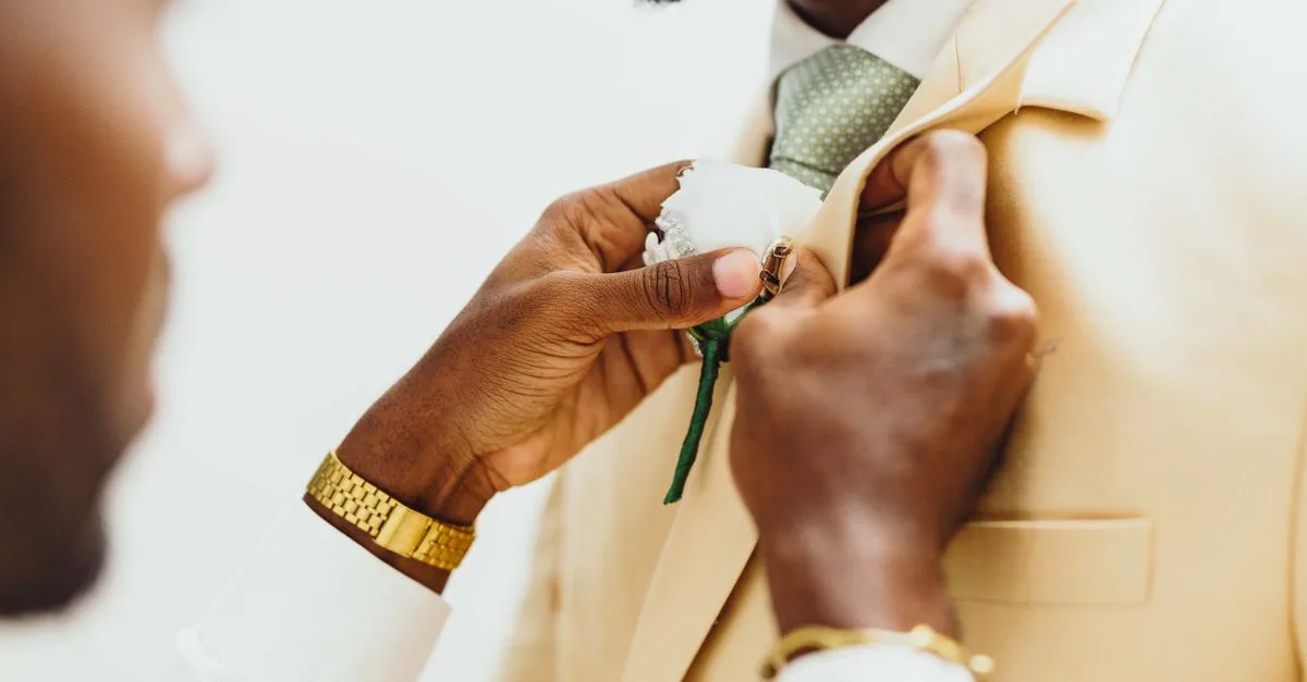 découvrez le style mariage avec un costume vert sauge, alliant élégance naturelle et modernité pour un look unique et raffiné le jour j.