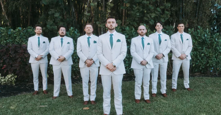 découvrez le style mariage avec un costume vert sauge, alliant élégance naturelle et modernité pour un look unique et raffiné le jour j.