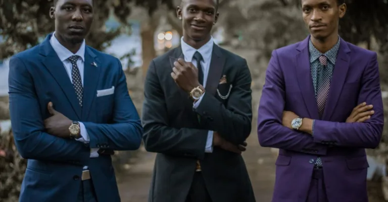 découvrez notre sélection élégante de costumes trois pièces pour invités de mariage en hiver, alliant style et confort pour une tenue parfaite lors des cérémonies hivernales.