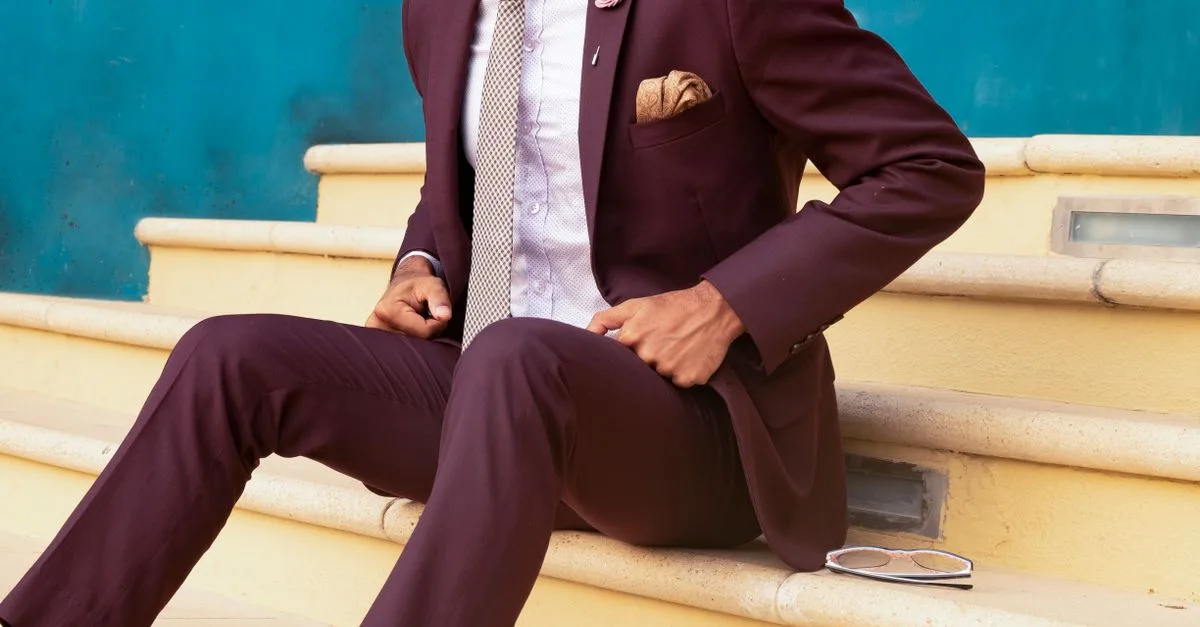 cravate élégante parfaite pour accompagner un costume bordeaux, idéale pour un look sophistiqué et raffiné.