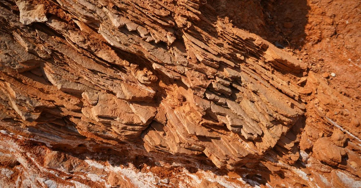 découvrez les propriétés et utilisations de la bentonite, une argile naturelle reconnue pour ses vertus absorbantes et purifiantes, idéale en cosmétique, industrie et agriculture.