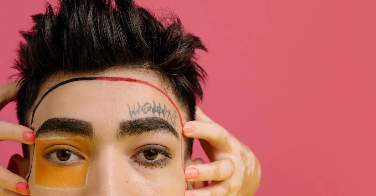 découvrez le tatouage œil, un symbole puissant de protection et de vigilance. explorez des designs uniques et significatifs pour exprimer votre personnalité à travers cet art corporel fascinant.