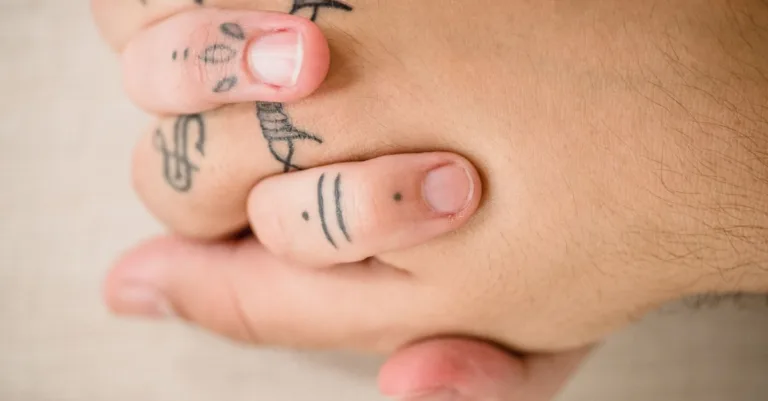 découvrez la signification des symboles populaires pour tatouages sur les doigts et trouvez l'inspiration pour votre prochain tatouage discret et élégant.