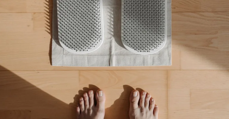 découvrez notre tapis de massage ergonomique conçu pour soulager les tensions musculaires et favoriser la relaxation profonde. idéal pour un bien-être quotidien à la maison.