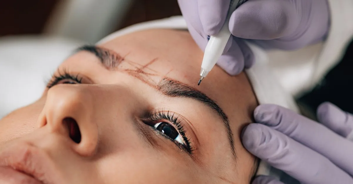 découvrez le maquillage permanent des yeux avec notre service d'eyeliner permanent, pour un regard intensifié et des contours parfaits qui durent.