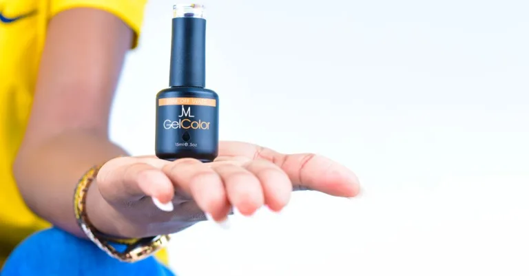 découvrez notre top coat semi-permanent pour une finition brillante et durable. protégez votre manucure tout en prolongeant sa tenue avec ce vernis de haute qualité, facile à appliquer et résistant aux éclats.