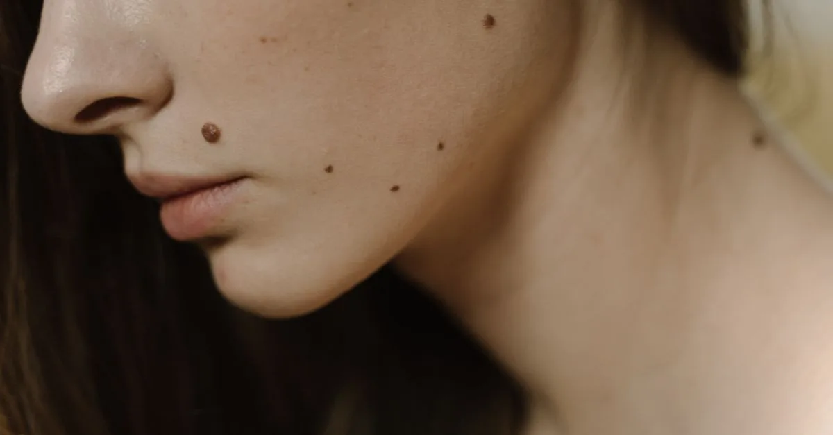 découvrez la signification spirituelle des grains de beauté et leur symbolisme dans différentes cultures.