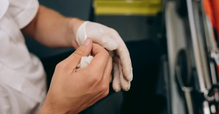 découvrez les meilleures méthodes pour enlever une écharde rapidement et en toute sécurité. conseils pratiques pour un retrait efficace et éviter les infections.