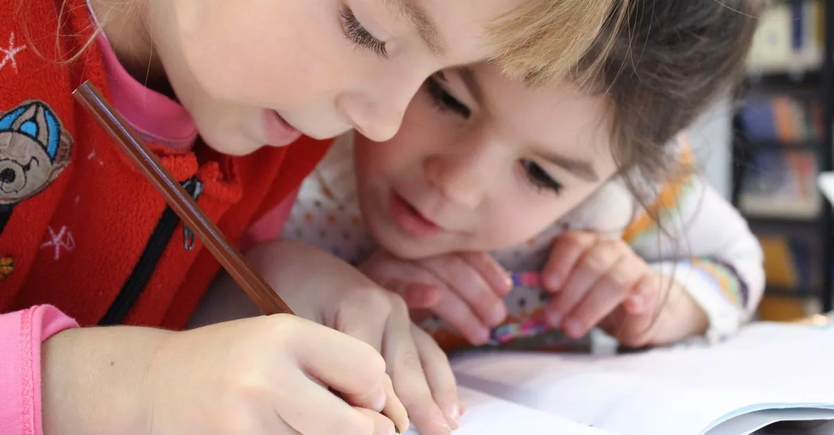 découvrez l'importance de l'alphabétisation précoce pour le développement des compétences en lecture et en écriture chez les jeunes enfants.