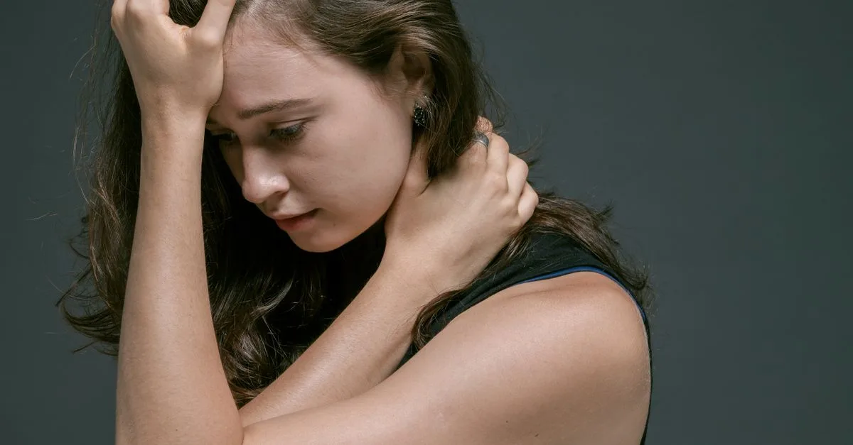 découvrez les causes possibles des bourdonnements dans l'oreille gauche, leurs symptômes et les solutions pour soulager cette sensation gênante.